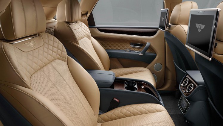 Vanafprijs Bentley Bentayga bekend gemaakt. De 6.0 W12 kost minimaal 282.000 euro en de eerste leveringen vinden plaats in 2016.