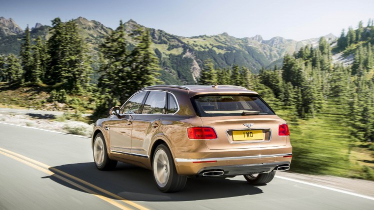Vanafprijs Bentley Bentayga bekend gemaakt. De 6.0 W12 kost minimaal 282.000 euro en de eerste leveringen vinden plaats in 2016.