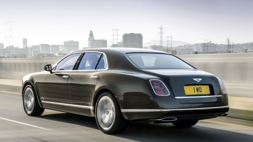 De V8-motor in de reguliere Bentley Mulsanne is al geen bescheiden type, in de Mulsanne Speed doet Bentley er nog een schepje bovenop. Tegelijkertijd zou je op een volle brandstoftank 80 kilometer ver