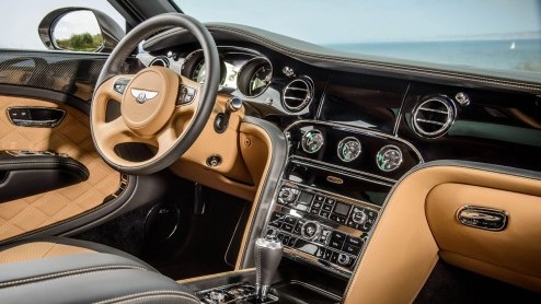 De V8-motor in de reguliere Bentley Mulsanne is al geen bescheiden type, in de Mulsanne Speed doet Bentley er nog een schepje bovenop. Tegelijkertijd zou je op een volle brandstoftank 80 kilometer ver