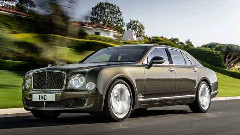 De V8-motor in de reguliere Bentley Mulsanne is al geen bescheiden type, in de Mulsanne Speed doet Bentley er nog een schepje bovenop. Tegelijkertijd zou je op een volle brandstoftank 80 kilometer ver