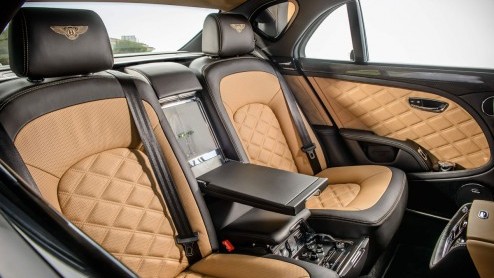 De V8-motor in de reguliere Bentley Mulsanne is al geen bescheiden type, in de Mulsanne Speed doet Bentley er nog een schepje bovenop. Tegelijkertijd zou je op een volle brandstoftank 80 kilometer ver