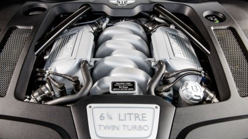 De V8-motor in de reguliere Bentley Mulsanne is al geen bescheiden type, in de Mulsanne Speed doet Bentley er nog een schepje bovenop. Tegelijkertijd zou je op een volle brandstoftank 80 kilometer ver
