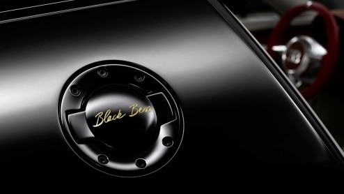 Zie hier het vijfde en voorlaatste exemplaar van de Bugatti Legends-serie. Voor de verandering wordt deze Veyron Grand Sport Vitesse Black Bess niet opgedragen aan een persoon, maar aan een voertuig.