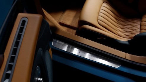 Op de Dubai Motor Show heeft Bugatti wederom een special edition van de Veyron gepresenteerd. De Veyron Meo Constantini is de derde variant in de speciale Les Legendes de Bugatti serie.