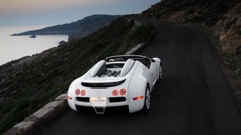 Wil je razendsnel met de wind in de haren van A naar B, en heb je een smak geld beschikbaar? Dan is de Bugatti Veyron Grand Sport het antwoord. Met 1001 pk en een sprint van 0 tot 100 in 2.7 seconden 