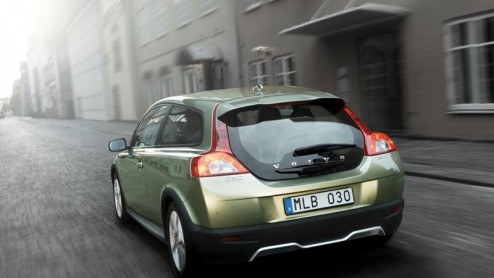 Met de introductie van drie zuinige Volvo DRIVe varianten is de koek nog niet op in strijd tegen de steeds strengere CO2-regelgeving en het groeiende milieubesef. Binnen een paar jaar wil Volvo deze n