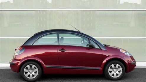 Citroen zet de C3 Pluriel in het zonnetje. De Franse designers hebben een minimale facelift doorgevoerd aan in- en exterieur. Dankzij deze verfrissing moet deze multifunctionele C3 weer even meekunnen