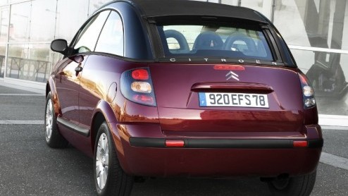 Citroen zet de C3 Pluriel in het zonnetje. De Franse designers hebben een minimale facelift doorgevoerd aan in- en exterieur. Dankzij deze verfrissing moet deze multifunctionele C3 weer even meekunnen