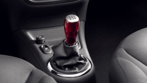 Citroen zet de C3 Pluriel in het zonnetje. De Franse designers hebben een minimale facelift doorgevoerd aan in- en exterieur. Dankzij deze verfrissing moet deze multifunctionele C3 weer even meekunnen