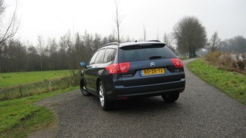 In navolging van de nieuwe Citron C5 is daar ook de Tourer. Net als de Berline oogt de stationwagon wat Duitser en klimt hij zichtbaar op de degelijkheidsladder. Bij onze log maakte het traditione