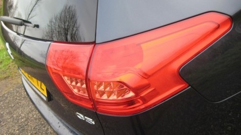 In navolging van de nieuwe Citron C5 is daar ook de Tourer. Net als de Berline oogt de stationwagon wat Duitser en klimt hij zichtbaar op de degelijkheidsladder. Bij onze log maakte het traditione