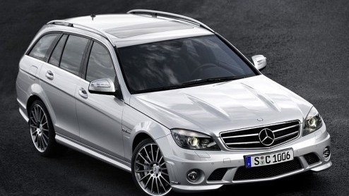 We hadden m al gespot in camouflagepak, maar nu is hij er in vol ornaat. De nieuwe Mercedes C 63 AMG Estate staat in de startblokken. Zijn 6.2 liter V8 en agressieve voorkomen maken m een echt beest