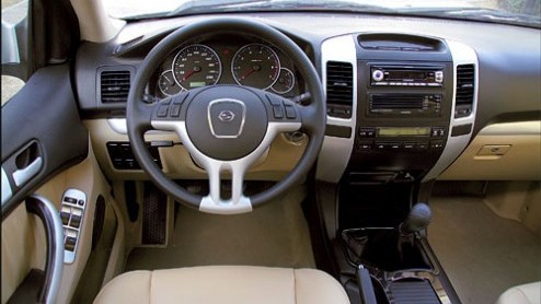 Vorig jaar werd de autowereld opgeschrikt door een Chinese invasie van nieuwe modellen, die op veel punten gelijkenis vertonen met Japanse of Europese modellen. Ook BMW kon haar borst natmaken, in d