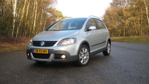 Volkswagen bluft een beetje met haar Cross-modellijn. Met de stoere looks, verhoogde vering en grote wielen lijkt het alsof ze de wereld nog beter aan kunnen. In de praktijk blijft het bij de looks en