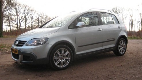 Volkswagen bluft een beetje met haar Cross-modellijn. Met de stoere looks, verhoogde vering en grote wielen lijkt het alsof ze de wereld nog beter aan kunnen. In de praktijk blijft het bij de looks en