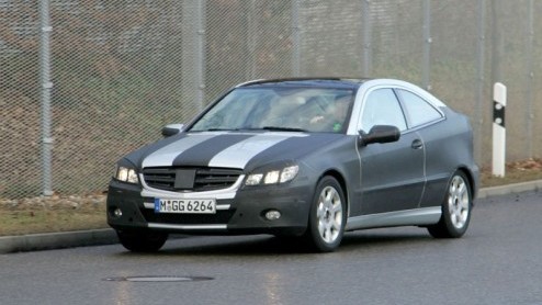 Nu de nieuwe Mercedes-Benz C-klasse al even op de markt is, kan natuurlijk de C Sportcoup niet achterblijven. Deze compacte C bleek geen verkooptopper, maar Mercedes gaat slaat helemaal terug en komt