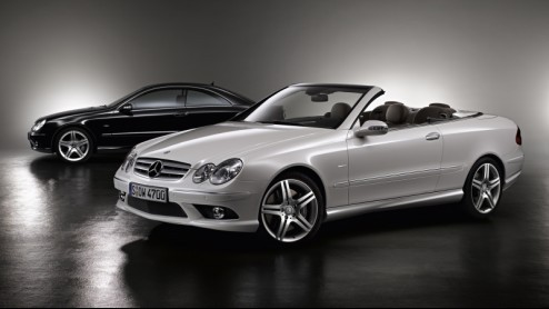 Mercedes-Benz laat de CLK-Klasse nog even opbloeien en komt met de Grand Edition. Deze speciale uitvoering, leverbaar als coupe en cabriolet, is voorzien van sportieve AMG-stylingelementen en schitter