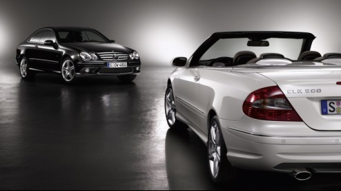 Mercedes-Benz laat de CLK-Klasse nog even opbloeien en komt met de Grand Edition. Deze speciale uitvoering, leverbaar als coupe en cabriolet, is voorzien van sportieve AMG-stylingelementen en schitter