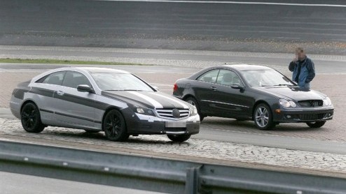 Dit is de nieuwe Mercedes CLK! De nieuwe generatie  die wordt omgedoopt tot E-Klasse Coupe  werd tijdens testwerkzaamheden opgemerkt door onze fotograaf. Een belangrijke koerswijziging voor het mode