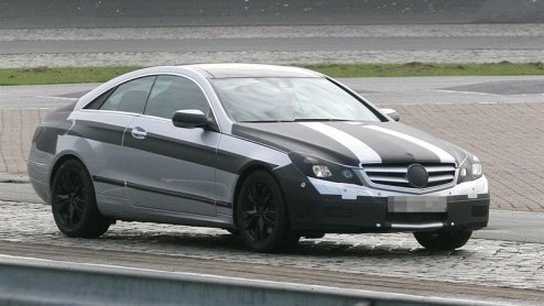 Dit is de nieuwe Mercedes CLK! De nieuwe generatie  die wordt omgedoopt tot E-Klasse Coupe  werd tijdens testwerkzaamheden opgemerkt door onze fotograaf. Een belangrijke koerswijziging voor het mode