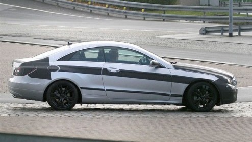 Dit is de nieuwe Mercedes CLK! De nieuwe generatie  die wordt omgedoopt tot E-Klasse Coupe  werd tijdens testwerkzaamheden opgemerkt door onze fotograaf. Een belangrijke koerswijziging voor het mode