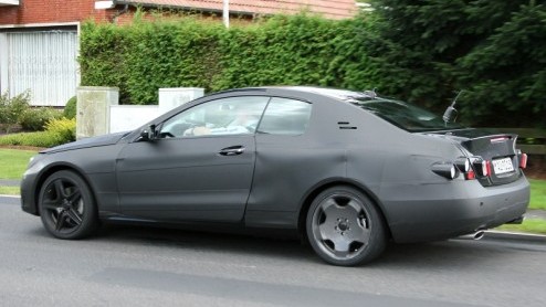 Even buiten Stuttgart werd onlangs voor de eerste keer de nieuwe Mercedes CLK betrapt. Hij is gebaseerd op de jongste C-klasse en komt er weer als coup en cabriolet.