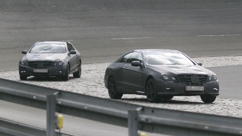 De nieuwe Mercedes CLK belooft te groeien in alle opzichten. Meer centimeters, en meer elegantie, bijvoorbeeld. De nieuwkomer is gebaseerd op de C-Klasse, maar wordt uiteraard wel op smaak van een cou