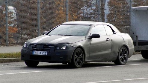 De nieuwe Mercedes CLK staat op stapel en wordt opnieuw leverbaar als coupe en cabriolet, onder de naam E-Klasse. Deze laatste variant werd opnieuw gesignaleerd. Bijzonder is dat het doorgaans juist z