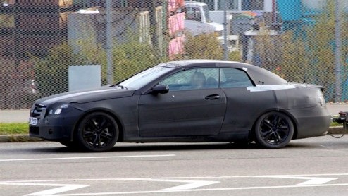 De nieuwe Mercedes CLK staat op stapel en wordt opnieuw leverbaar als coupe en cabriolet, onder de naam E-Klasse. Deze laatste variant werd opnieuw gesignaleerd. Bijzonder is dat het doorgaans juist z