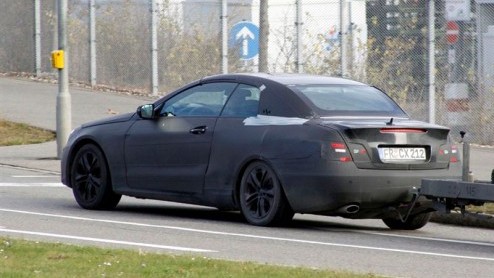 De nieuwe Mercedes CLK staat op stapel en wordt opnieuw leverbaar als coupe en cabriolet, onder de naam E-Klasse. Deze laatste variant werd opnieuw gesignaleerd. Bijzonder is dat het doorgaans juist z