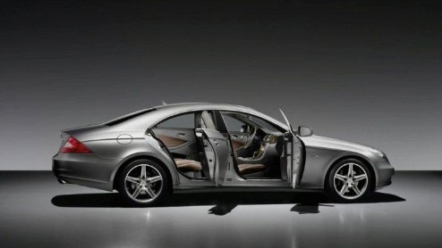 Met nog ruim anderhalf jaar tegaan voordat Mercedes-Benz de nieuwe CLS voorstelt, wordt de huidige vierdeurscoupe als Grand Edition nog even in de schijnwerpers gezet. Zonder glans, overigens.