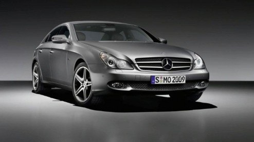 Met nog ruim anderhalf jaar tegaan voordat Mercedes-Benz de nieuwe CLS voorstelt, wordt de huidige vierdeurscoupe als Grand Edition nog even in de schijnwerpers gezet. Zonder glans, overigens.
