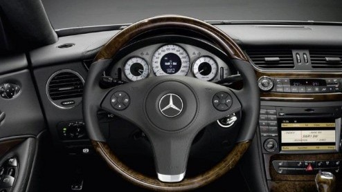 Met nog ruim anderhalf jaar tegaan voordat Mercedes-Benz de nieuwe CLS voorstelt, wordt de huidige vierdeurscoupe als Grand Edition nog even in de schijnwerpers gezet. Zonder glans, overigens.