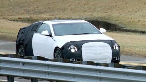 Hoewel we de Cadillac CTS Coupe als concept al hebben kunnen aanschouwen, hebben we hier het rijdende bewijs van het productiemodel. De geruchten gaan dat Cadillac de naam CTC meegeeft. In mei 2009 is