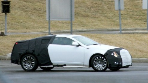 Hoewel we de Cadillac CTS Coupe als concept al hebben kunnen aanschouwen, hebben we hier het rijdende bewijs van het productiemodel. De geruchten gaan dat Cadillac de naam CTC meegeeft. In mei 2009 is