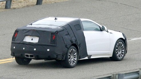 Hoewel we de Cadillac CTS Coupe als concept al hebben kunnen aanschouwen, hebben we hier het rijdende bewijs van het productiemodel. De geruchten gaan dat Cadillac de naam CTC meegeeft. In mei 2009 is