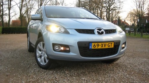 Niet elke auto is in een hokje te plaatsen. Tussen alle terreinautos en SUVs zijn er ook nog 'crossovers' op de markt. De Mazda CX-7 pretendeert tot die laatste categorie te behoren. Met zijn lagere