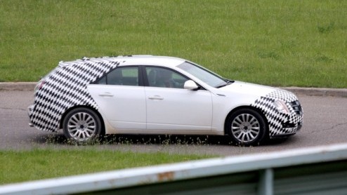 Vandaag hebben we de Cadillac CTS Wagon opnieuw in beeld. Dit nieuwe aanstormend talent gaat de CTS sedan en coupe vergezellen vanaf de lente 2009. Later dat jaar besluit het merk ook de SRX uit produ