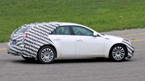 Vandaag hebben we de Cadillac CTS Wagon opnieuw in beeld. Dit nieuwe aanstormend talent gaat de CTS sedan en coupe vergezellen vanaf de lente 2009. Later dat jaar besluit het merk ook de SRX uit produ