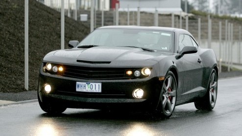 Eind vorige maand lieten we al beelden zien van de Chevrolet Camaro, die door sneeuwig landschap zijn testrondes deed. Deze begeerlijke auto moet volgend jaar het levenslicht zien. Hoewel de koplampen