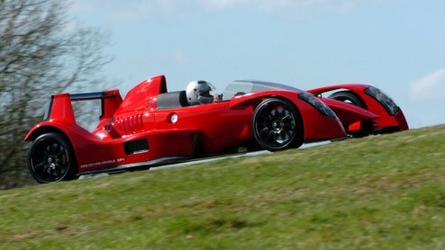 Het regent de laatste tijd lichte autos met heel veel vermogen. Er is zodoende een nieuw segment ontstaan die het beste omschreven kan worden als straatlegale circuitautos. Koning van deze klasse is