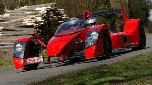 Het regent de laatste tijd lichte autos met heel veel vermogen. Er is zodoende een nieuw segment ontstaan die het beste omschreven kan worden als straatlegale circuitautos. Koning van deze klasse is