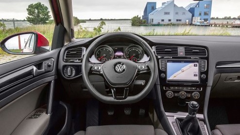 De Volkswagen Car-Net online diensten, bekend van de Golf GTI en GTD, zijn nu beschikbaar voor de complete Golf-range. Dat betekent real-time verkeersinformatie, Google Street View en Google Earth.