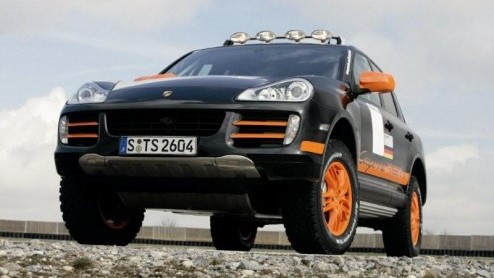 Hoewel de Porsche Cayenne in zowel het terrein als op de weg goed uit de voeten kan, is het voor sommige uitstapjes noodzakelijk om op alles voorbereid te zijn. Voor een van de langste en zwaarste aut