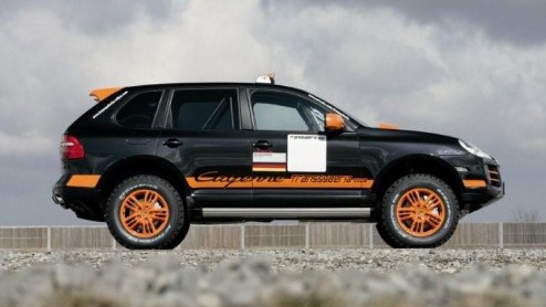 Hoewel de Porsche Cayenne in zowel het terrein als op de weg goed uit de voeten kan, is het voor sommige uitstapjes noodzakelijk om op alles voorbereid te zijn. Voor een van de langste en zwaarste aut