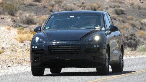 De nieuwe Porsche Cayenne werd opnieuw gesnapt. We wisten al dat deze opvolger kleiner zal worden dan de huidige generatie. Opmerkelijk, maar wel te begrijpen. Door zuiniger exemplaren ontwikkelen maa