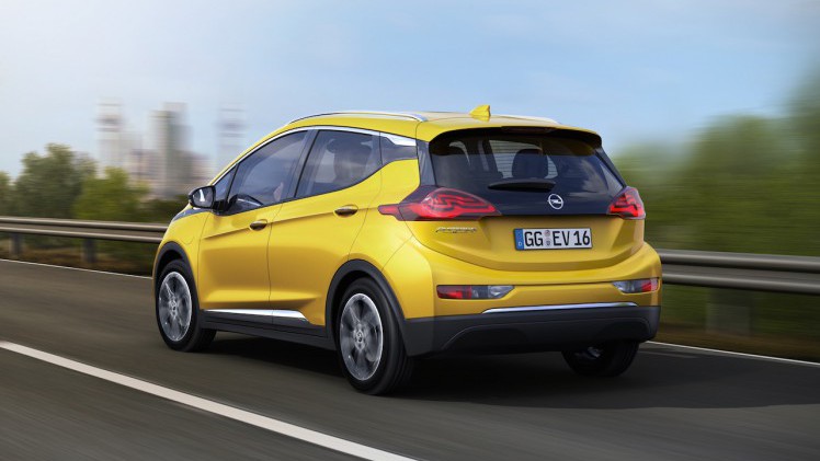Met de Opel Ampera-e heeft Opel vanaf 2017 een volledig elektrische auto met vijf zitplaatsen in het gamma. De Ampera-e is gebaseerd op de Chevrolet Bolt en heeft ruim 300 kilometer actieradius.