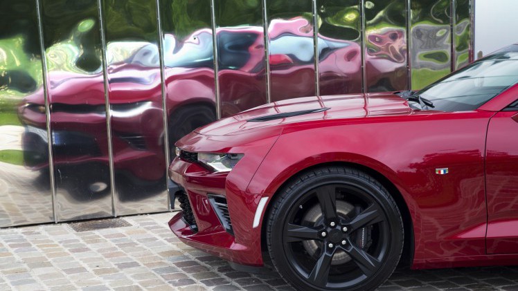 Chevrolet biedt ook een viercilinderversie van de Camaro, waarmee de auto in Nederland relatief betaalbaar wordt. Hoe bevalt die? Een rijtest!
