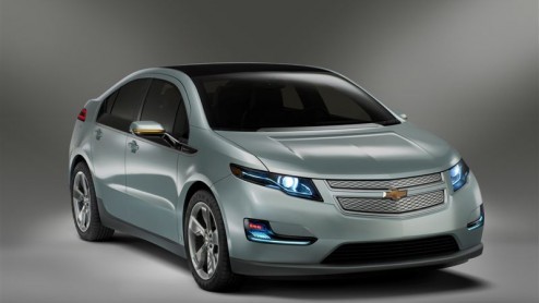 General Motors presenteert het productiemodel van de Chevrolet Volt, waarmee ruim 60 kilometer emissievrij kan worden gereden. Het concern noemt de onthulling een nieuw tijdperk. Toch moeten we nog we